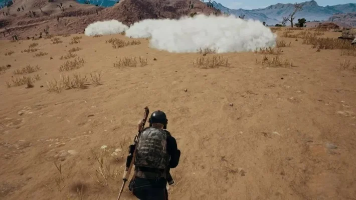 《绝地求生》击倒后生存技巧：观察地形、烟雾弹救援、冷静报点与复活机制