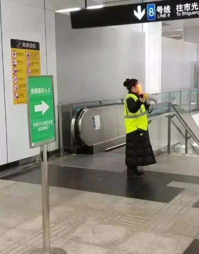 地铁逃生门操作指南：手动与自动逃生门使用方法及应急建议