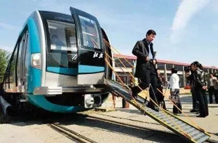 地铁逃生攻略：攀爬木架技巧与注意事项