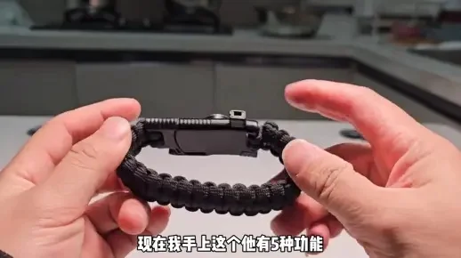地铁逃生手链使用攻略：拆解重组、绳索求生、哨声求救及多功能用途