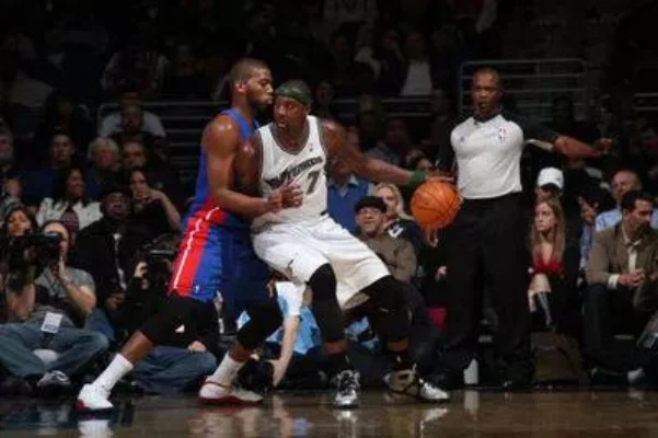 篮球技巧解析：背身单打技巧全攻略