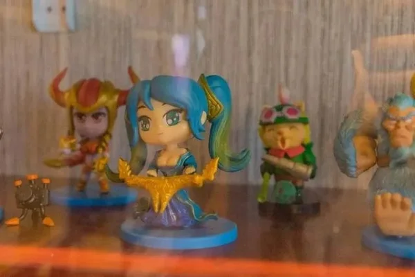 英雄联盟手办摆放技巧:角色组合、场景布局、关系定位与高度层次