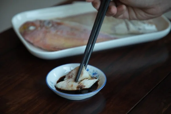 鱼饭制作攻略:比例调配、精致煮鱼与摆鱼技巧