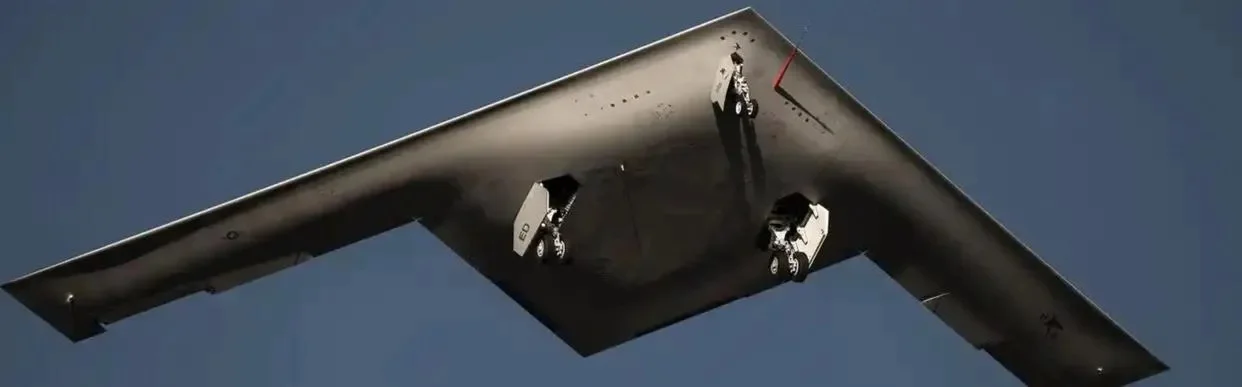 美国b21轰炸机亮相-B-21突袭者：空中霸主新力作