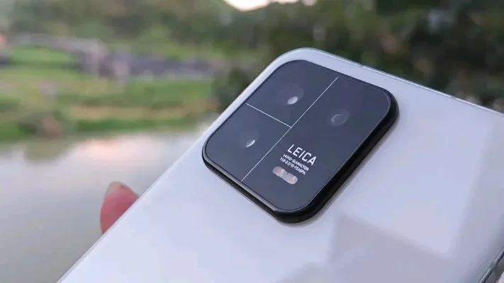 小米13白色版首度公布-白色小米13:旅行科技新选择