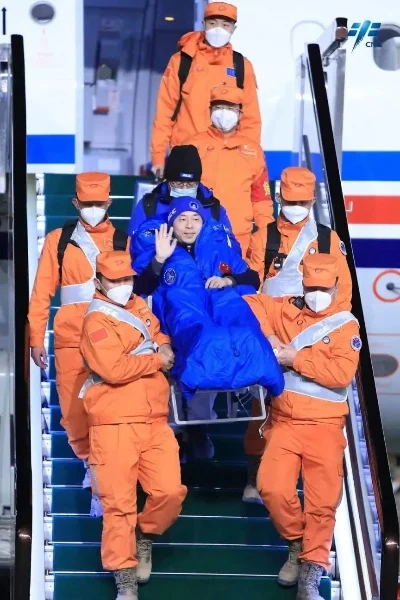 神舟十四号乘组撤离时泪目瞬间-航天英雄泪目归