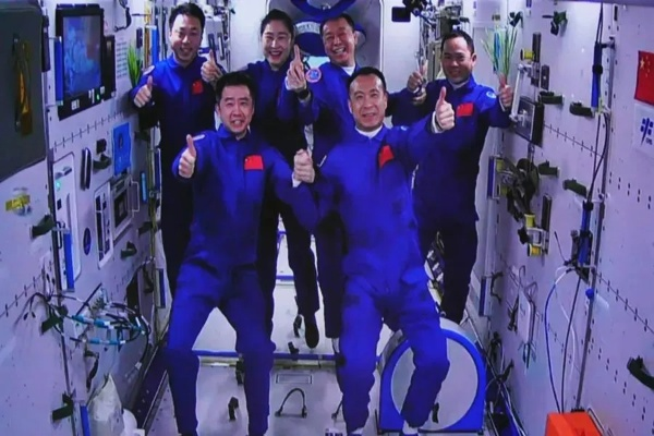 神十四乘组换卫衣-神十四乘组换新卫衣